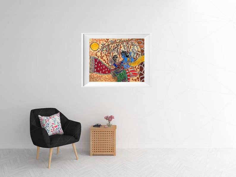以下が含まれることがあります： 黄色い太陽を背景に、木の中に2人の人物を描いたカラフルな絵画。人物は伝統的なインドの衣装を着ており、複雑なディテールに囲まれています。