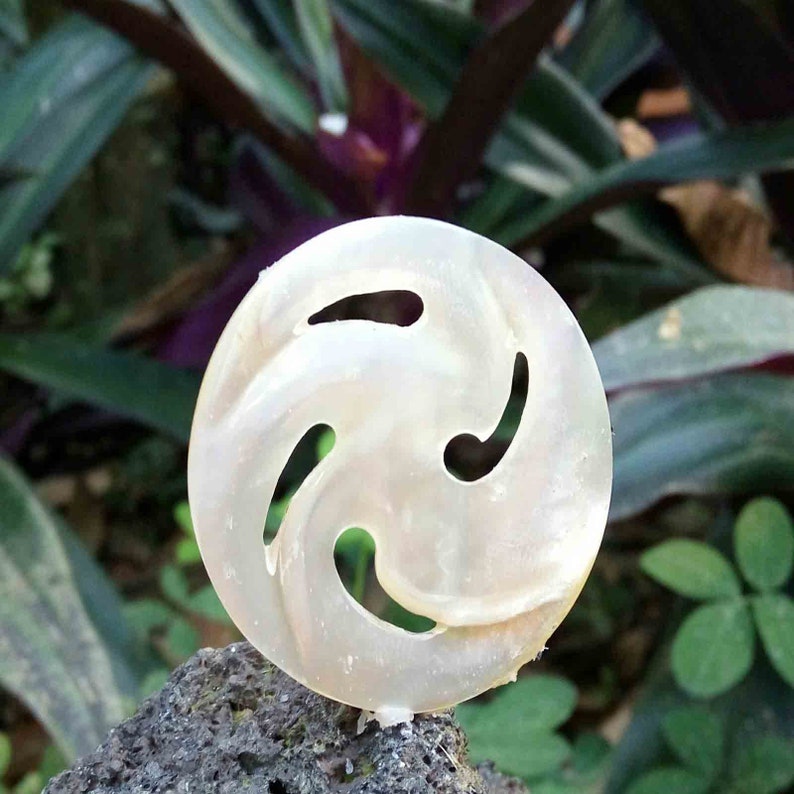 Carved MOP Pearl Shell Handmade Necklace Hole Leather Wrap Pendant For Gift E119
