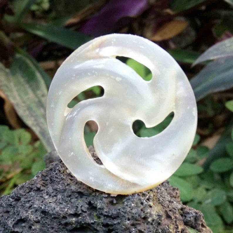 Carved MOP Pearl Shell Handmade Necklace Hole Leather Wrap Pendant For Gift E119