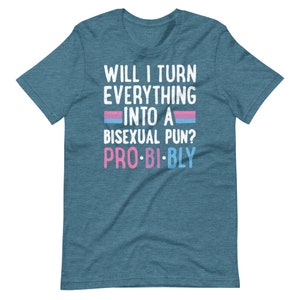 Puede incluir: Una camiseta azul con el texto "Will I turn everything into a bisexual pun? Pro-bi-bly" en blanco con un gráfico de bandera bisexual rosa y azul.