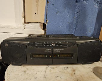 GE Bass Boost Boombox AM/FM Stereo Radio Registratore di cassette Testato e funzionante 3-5636A