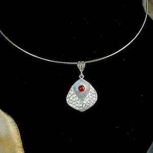 Handgefertigter Silberanhänger hängend an einem Halsdraht oder einer Kette, gehämmerte Textur und Karneol Stein. Geburtstagsgeschenk für Sie! Muttertagsgeschenk!