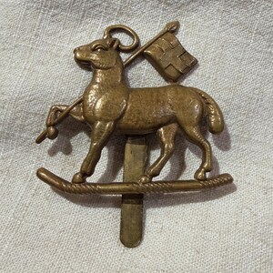 Épingle à chapeau bélier suisse antique en laiton bouquetin des Alpes avec drapeau croix suisse c1900