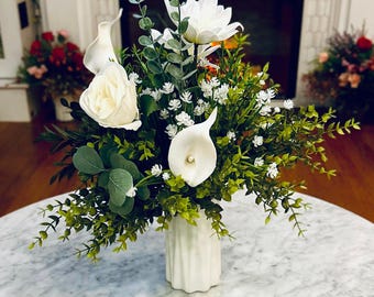 Charlotte - Arreglo floral verde y blanco con flores artificiales