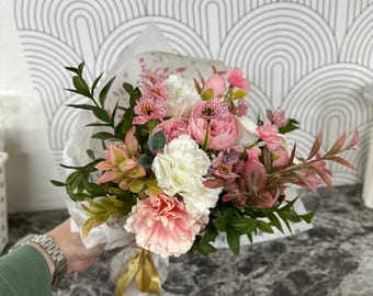 Arreglo floral artificial hecho a mano Forever: belleza versátil y atemporal.