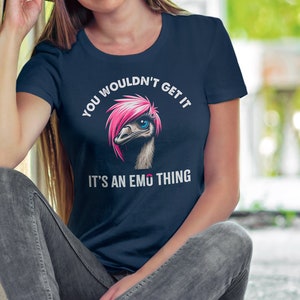 Op de afbeelding: Een marineblauw t-shirt met een afbeelding van een emoe met roze haar en de tekst "You wouldn't get it. It's an emo thing."
