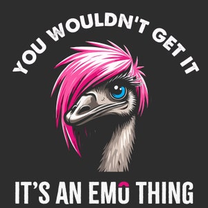 Op de afbeelding: Een rozeharige emu met blauwe ogen en de tekst "You wouldn't get it, it's an emo thing".