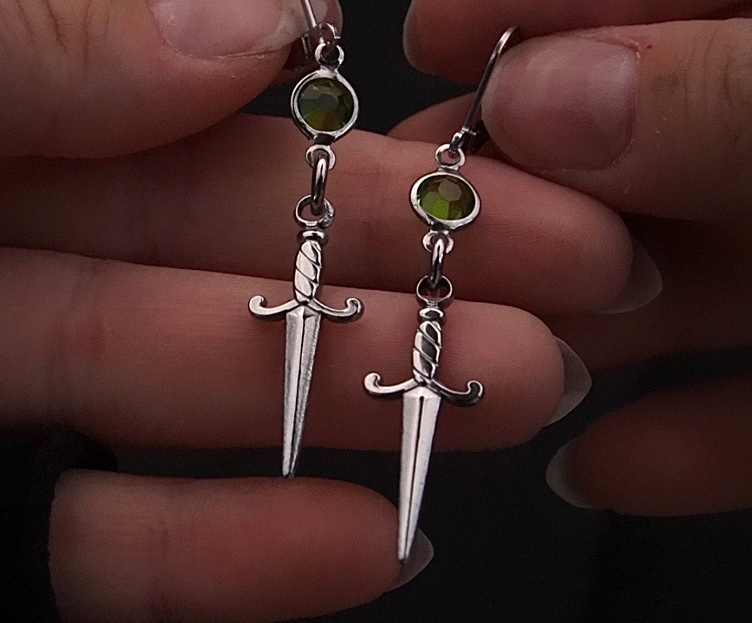 Boucles d'oreilles Huggie Huggie en acier inoxydable et verre vert | Boucles d'oreilles en argent | Gothique | Alternative