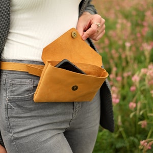 Leather Belt Bag Clutch for Woman, Leather Fanny Pack, Phone Hip Pouch with Belt Loops, Small Waist Bag with Removable Strap, Belt Loop Bag
