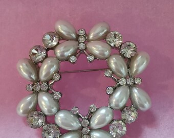 Butterfly pearl & diamante round brooch  (521)