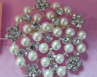 Pearl & diamante round brooch  (526)