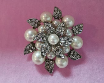 Small pearl & diamante round brooch  (522)