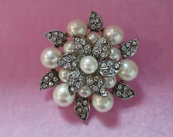 Small pearl & diamante round brooch  (522)