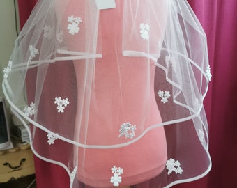 Motif & satin edge veil. (LA160)