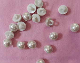 Pearl  button (white) 2 sizes 980