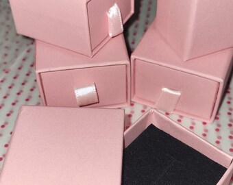 5 small Jewellery gift boxes, Earrings, necklace, coins, white or pink.