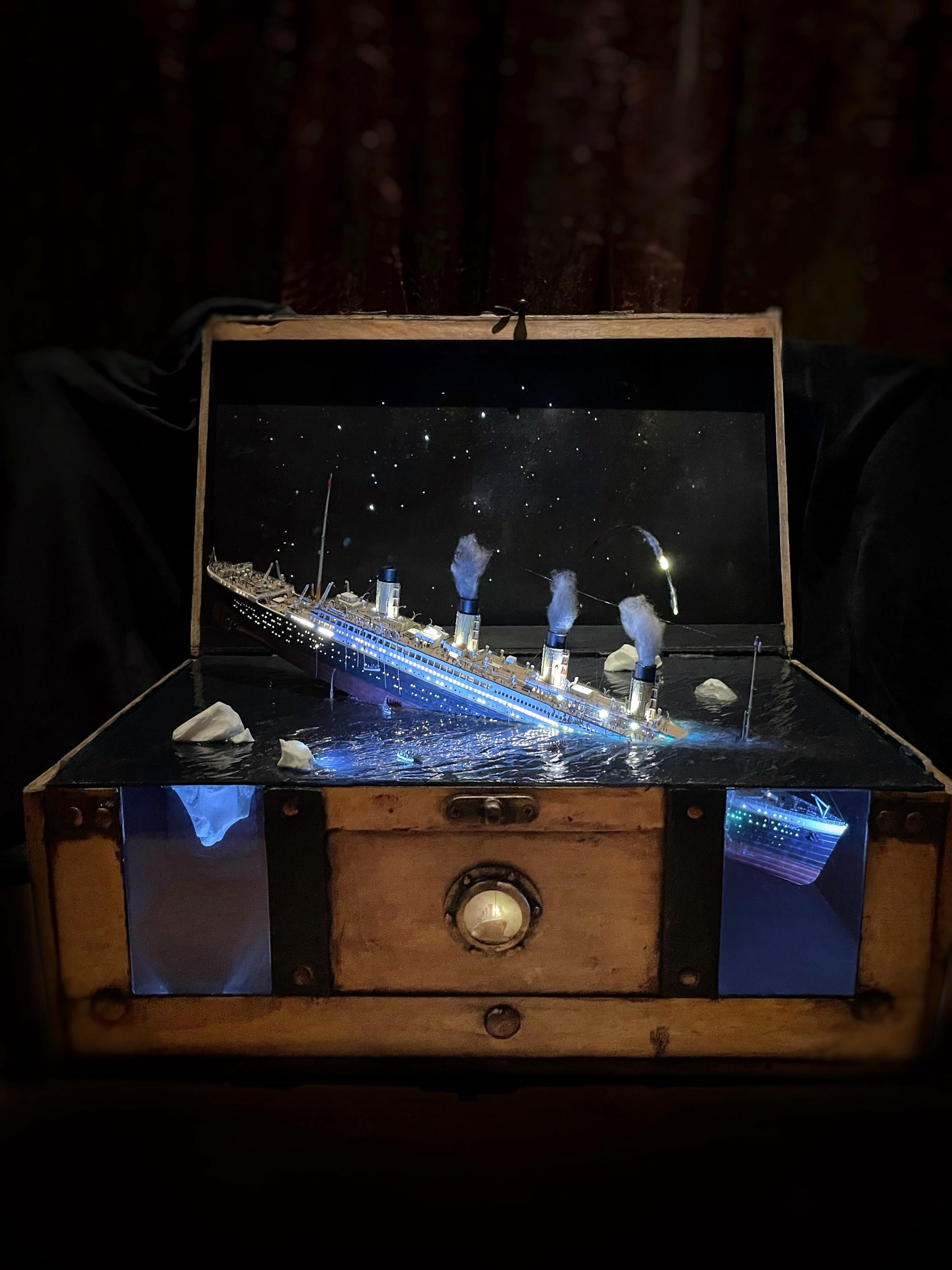 TITANIC MODEL DIORAMA 1:700