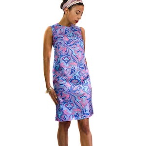 Jaren &#39;70 vintage handgemaakte psychedelische feestjurk. Stof in de kleuren blauw en roze. A-lijn, mouwloos.