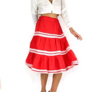 70s vintage bright red wide skirt. Flamenco vibe. White mesh details. Elastic waist. Knee-length. imagem 1