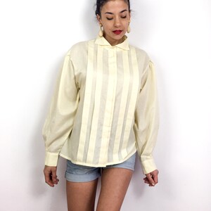 Jaren &#39;80 vintage katoen mix lichtgele blouse. Geplooid front. Leuke kraag. Geboeide mouwen.