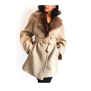 80s/90s vintage wool bien coat. Beige with a matching belt and a brown faux fur collar. Warm and very chic.