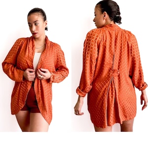 80s vintage open cover-up. Burnt-orange satin with a discrete geometric print and pleated collar. Size M-L