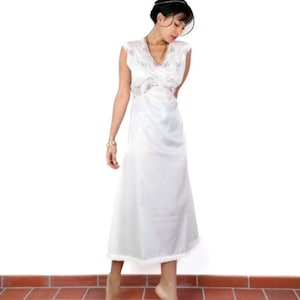 70s vintage white nightgown. Perfect as a light bohemian wedding dress. Ribbon bow at the back. Lace details. Empire top.
