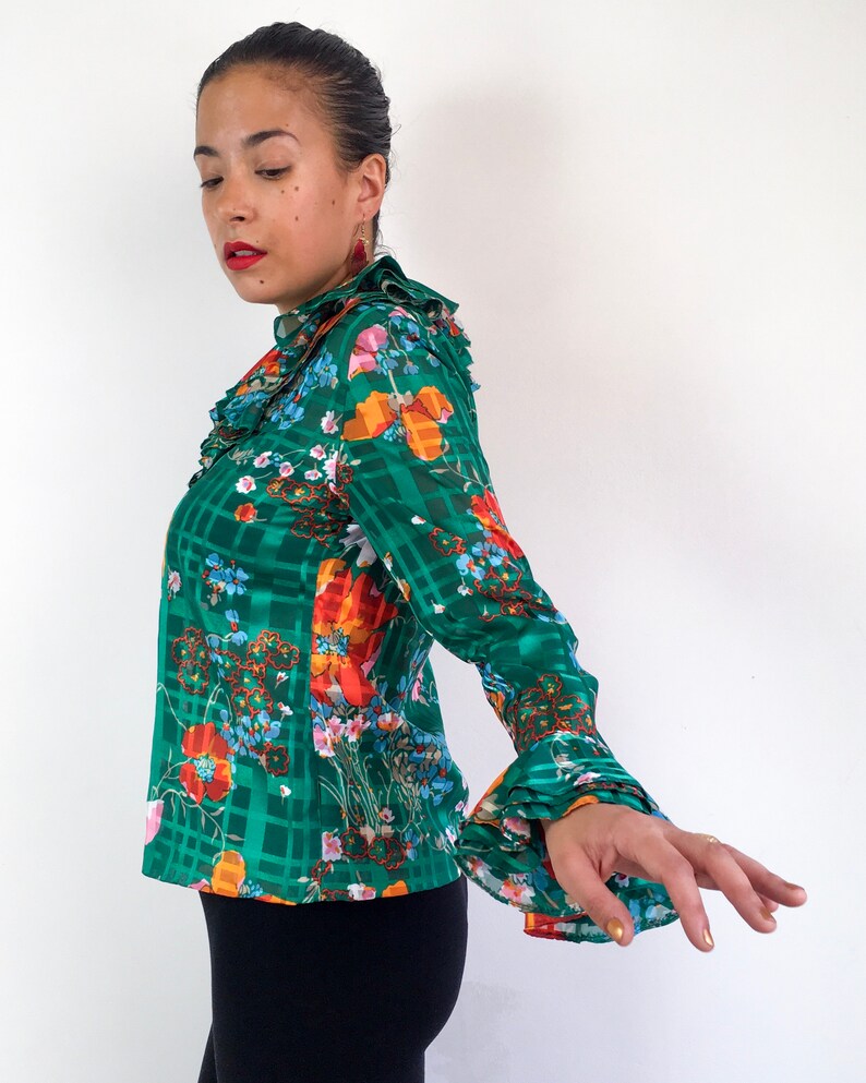 outfit blusa verde botella