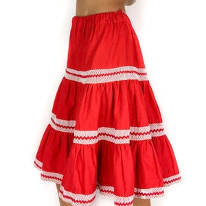 70s vintage bright red wide skirt. Flamenco vibe. White mesh details. Elastic waist. Knee-length. imagem 6