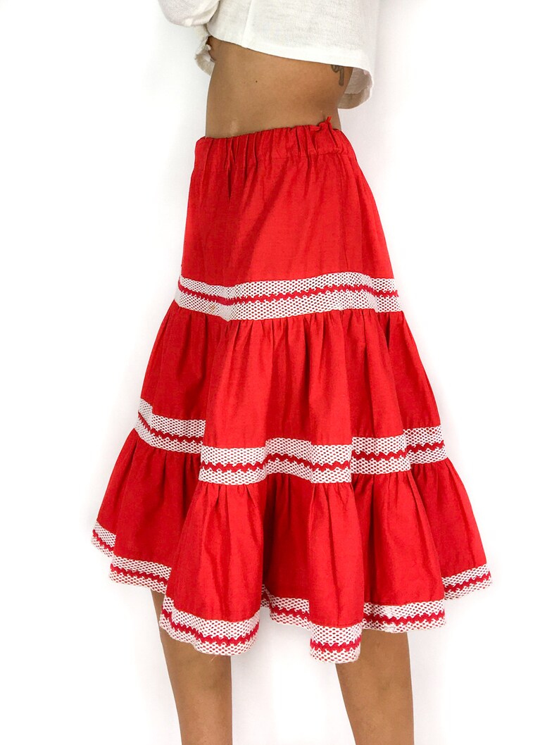 70s vintage bright red wide skirt. Flamenco vibe. White mesh details. Elastic waist. Knee-length. imagem 6