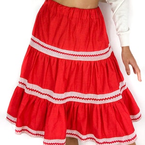 70s vintage bright red wide skirt. Flamenco vibe. White mesh details. Elastic waist. Knee-length. imagem 5