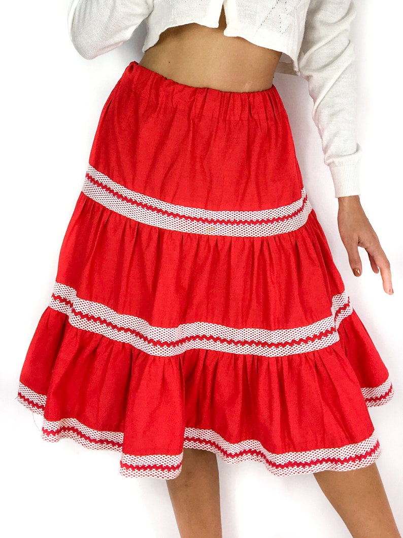 70s vintage bright red wide skirt. Flamenco vibe. White mesh details. Elastic waist. Knee-length. imagem 5