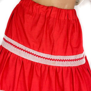 70s vintage bright red wide skirt. Flamenco vibe. White mesh details. Elastic waist. Knee-length. imagem 2