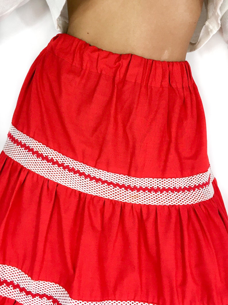 70s vintage bright red wide skirt. Flamenco vibe. White mesh details. Elastic waist. Knee-length. imagem 2