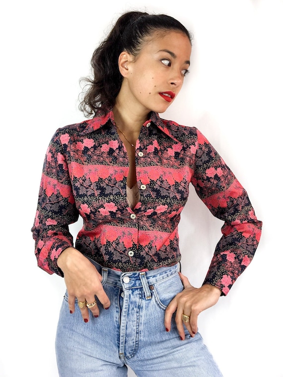 70s vintage shirt. Asian-inspired floral pattern in shades of red, pink and black. Long sleeves and pointy collar.