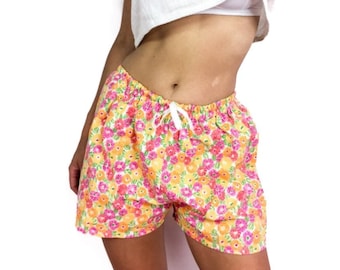 Vintage shorts från 80-talet/tidigt 90-tal. Blommigt tryck i starka färger med resårknut i midjan.