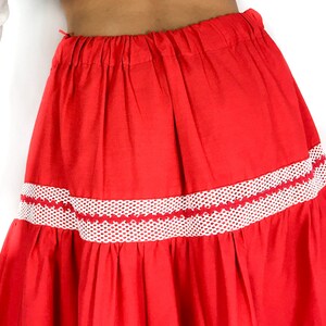 70s vintage bright red wide skirt. Flamenco vibe. White mesh details. Elastic waist. Knee-length. imagem 3