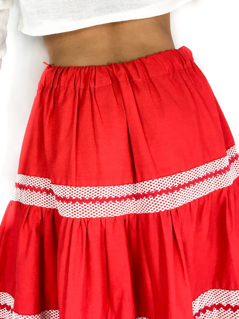 70s vintage bright red wide skirt. Flamenco vibe. White mesh details. Elastic waist. Knee-length. imagem 3