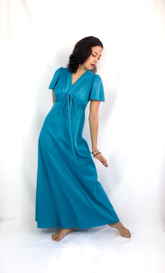 70s Teal/Turquoise Maxi Dress. Short Sleeves and Little Bow at The front. Easy-iron Fabric. V-Neck.