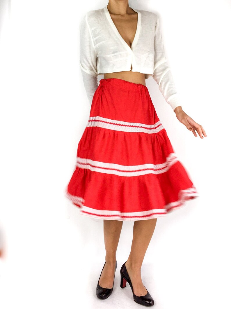 70s vintage bright red wide skirt. Flamenco vibe. White mesh details. Elastic waist. Knee-length. imagem 1