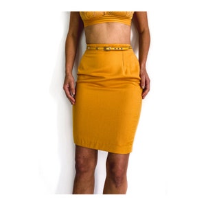 Jupe crayon jaune moutarde vintage des années 80. Taille haute, zippée à l’arrière. 100% laine. Fabriqué en France. FR 36 ( S, UK 6, USA 4 )