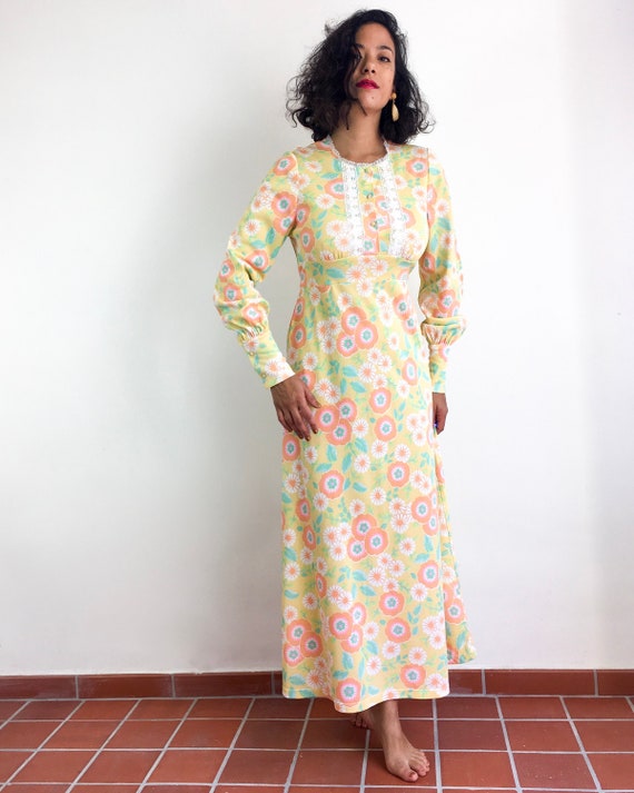 90s does 70s long vintage flower nightgown. Ver, V