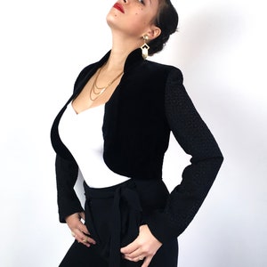 Vintage black velveteen 90s do 70s jacket / blazer / bolero, transparentne długie rękawy, rozmiar S, super stylowy i wyjątkowy. Idealny do garnituru.