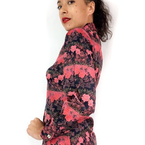 70-tals vintageskjorta. Asiatiskt inspirerat blommönster i nyanser av rött, rosa och svart. Långa ärmar och spetsig krage. bild 5