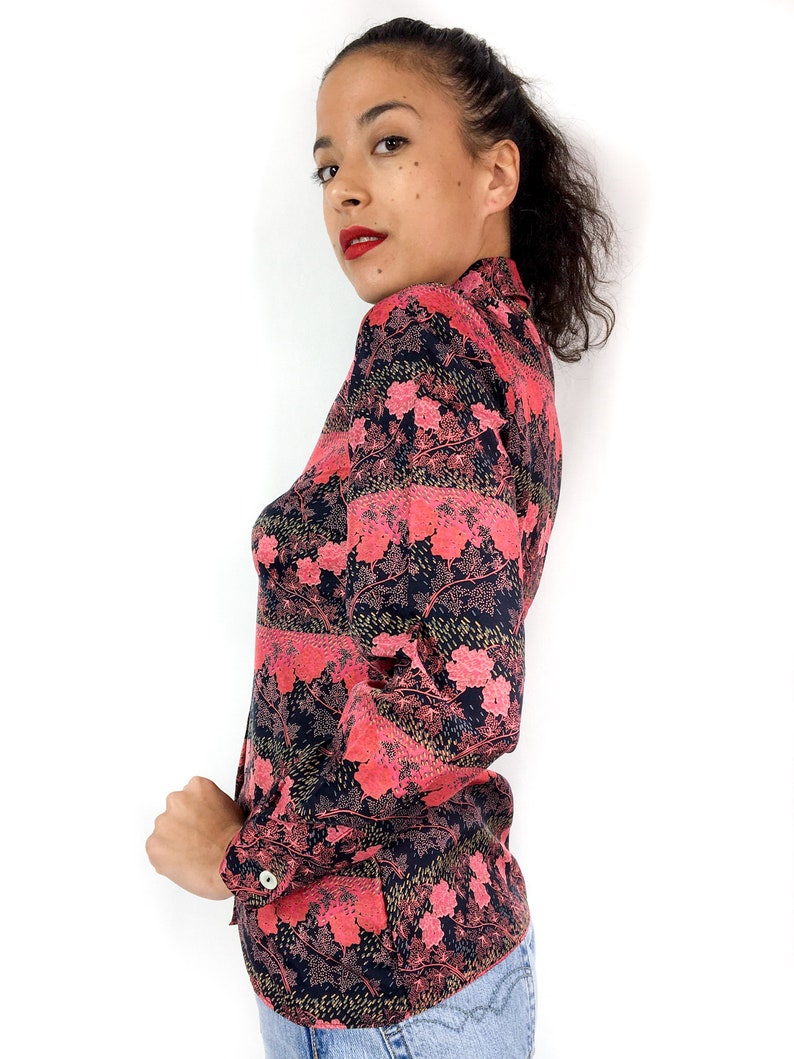 70-tals vintageskjorta. Asiatiskt inspirerat blommönster i nyanser av rött, rosa och svart. Långa ärmar och spetsig krage. bild 5