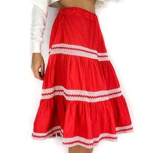 70s vintage bright red wide skirt. Flamenco vibe. White mesh details. Elastic waist. Knee-length. imagem 7