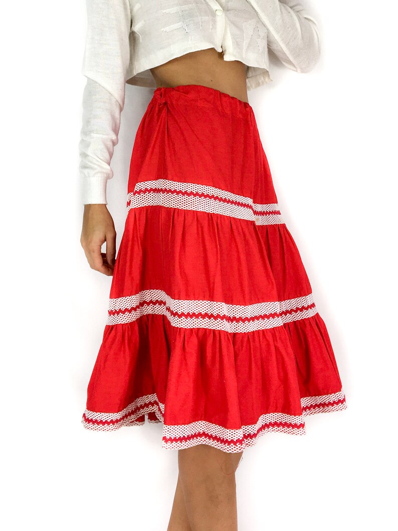 70s vintage bright red wide skirt. Flamenco vibe. White mesh details. Elastic waist. Knee-length. imagem 7