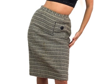 Vintage 70s grey tweed pencil skirt. Below-the-knee length. One front pocket. Zipped at the back. Classic well made. Sizes S to M.