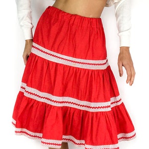 70s vintage bright red wide skirt. Flamenco vibe. White mesh details. Elastic waist. Knee-length. imagem 4