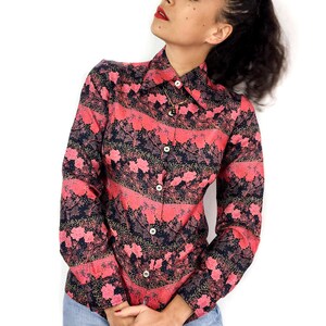 70-tals vintageskjorta. Asiatiskt inspirerat blommönster i nyanser av rött, rosa och svart. Långa ärmar och spetsig krage. bild 3